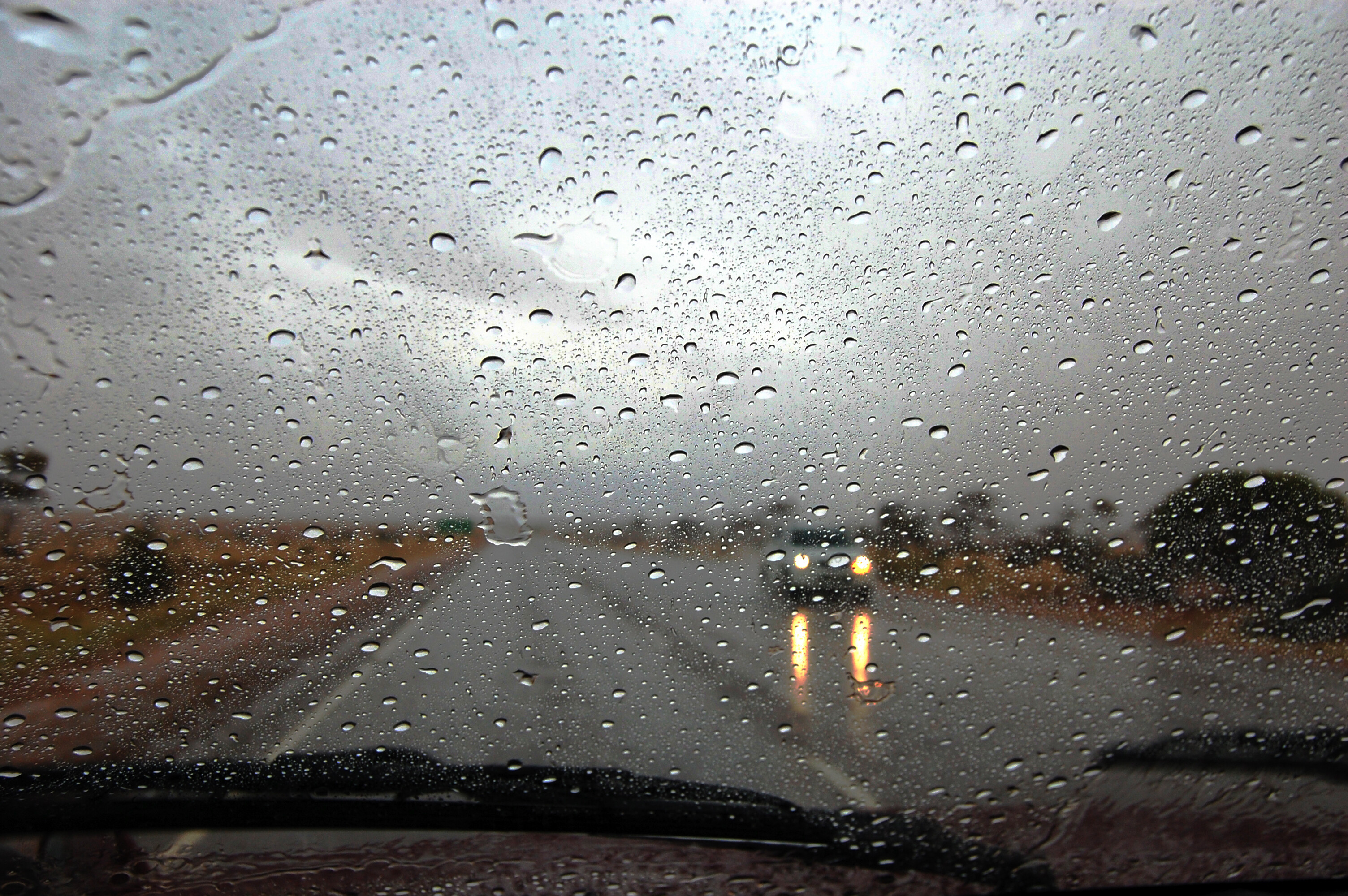 Капли дождя на крыше машины